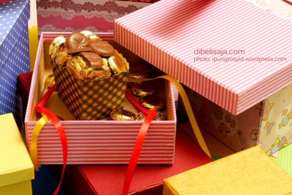 Foto coklat dalam box untuk natal